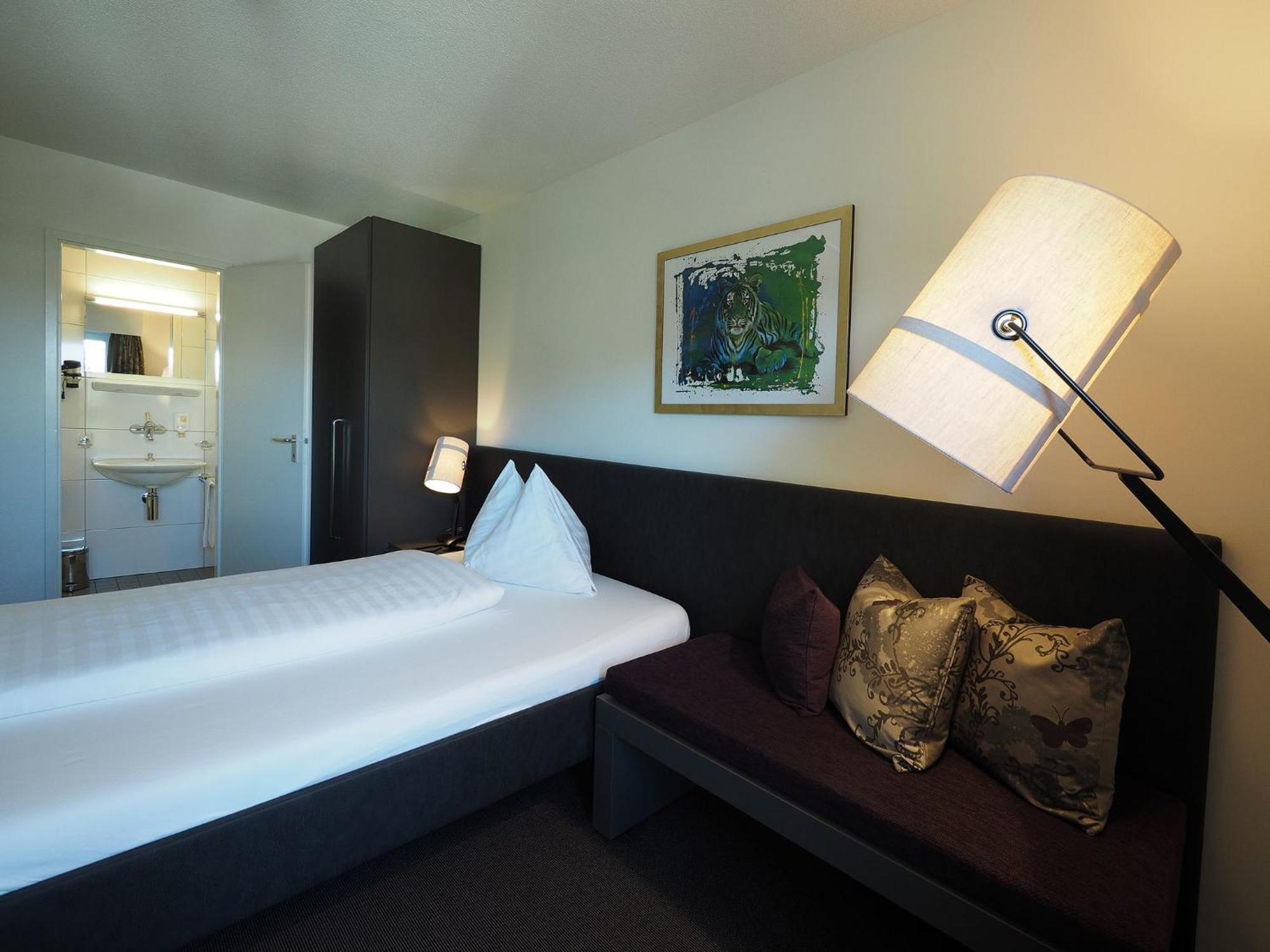 Hotel Holiday Thun Oda fotoğraf